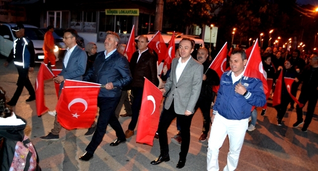 19 MAYIS COŞKUSU FENER ALAYI İLE SONA ERDİ  