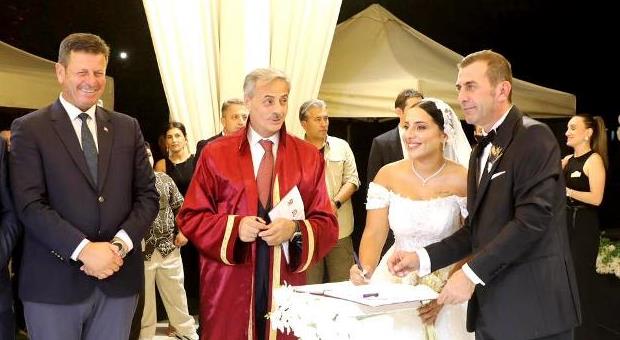 SİYASET DÜNYASINI BİR ARAYA GETİREN DÜĞÜN